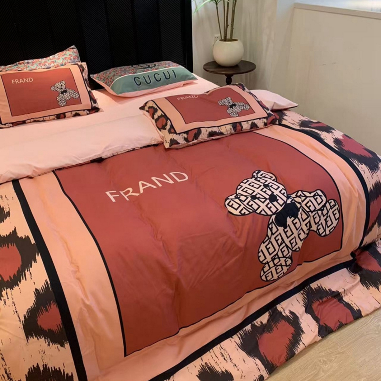 91家纺网 家纺一手货源 找家纺 花沐家居 2025新款数码印花潮牌云朵棉四件套 粉豹纹