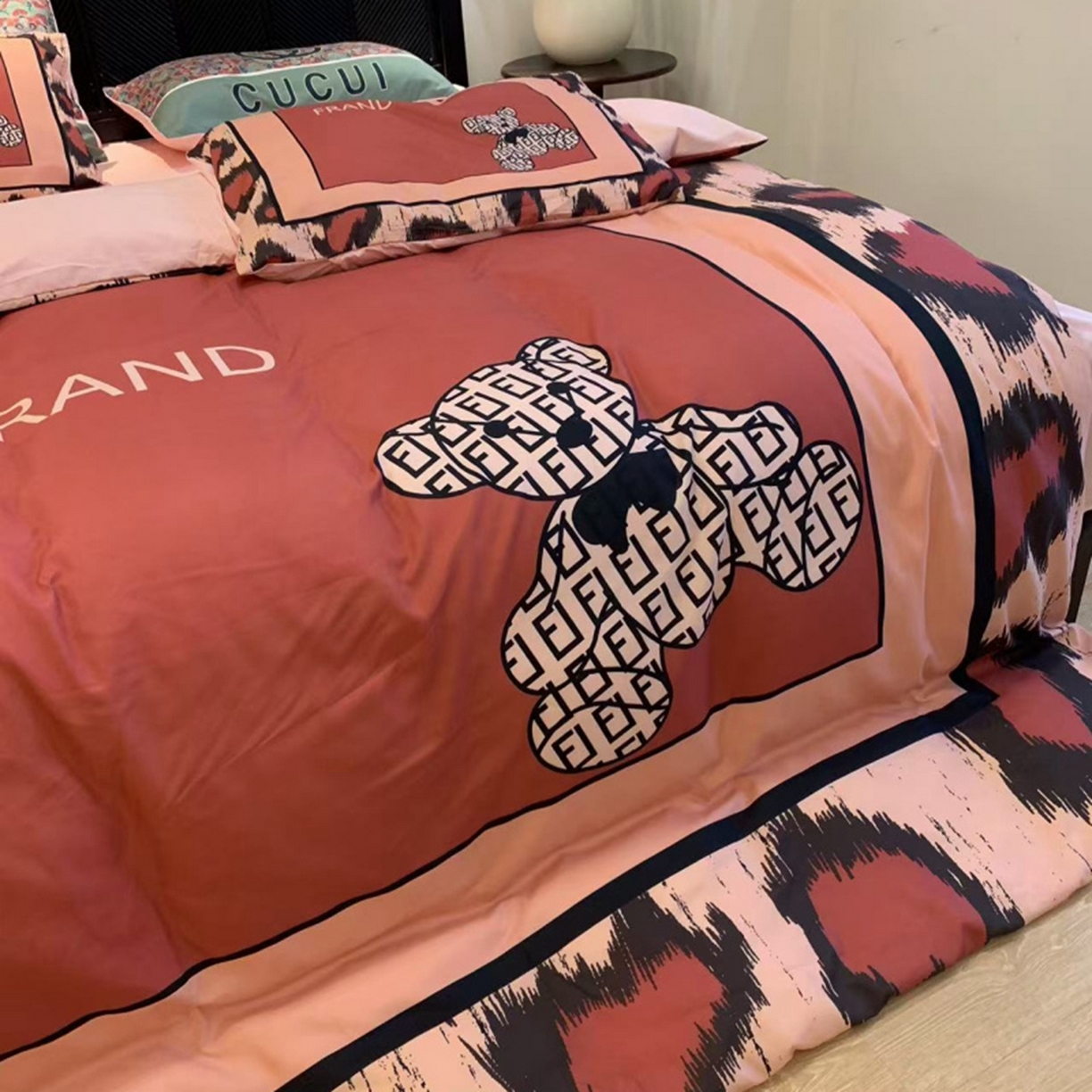 91家纺网 家纺一手货源 找家纺 花沐家居 2025新款数码印花潮牌云朵棉四件套 粉豹纹