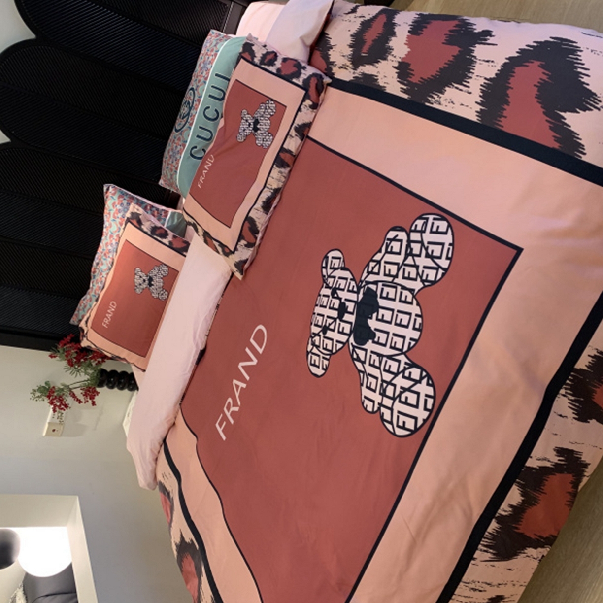 91家纺网 家纺一手货源 找家纺 花沐家居 2025新款数码印花潮牌云朵棉四件套 粉豹纹