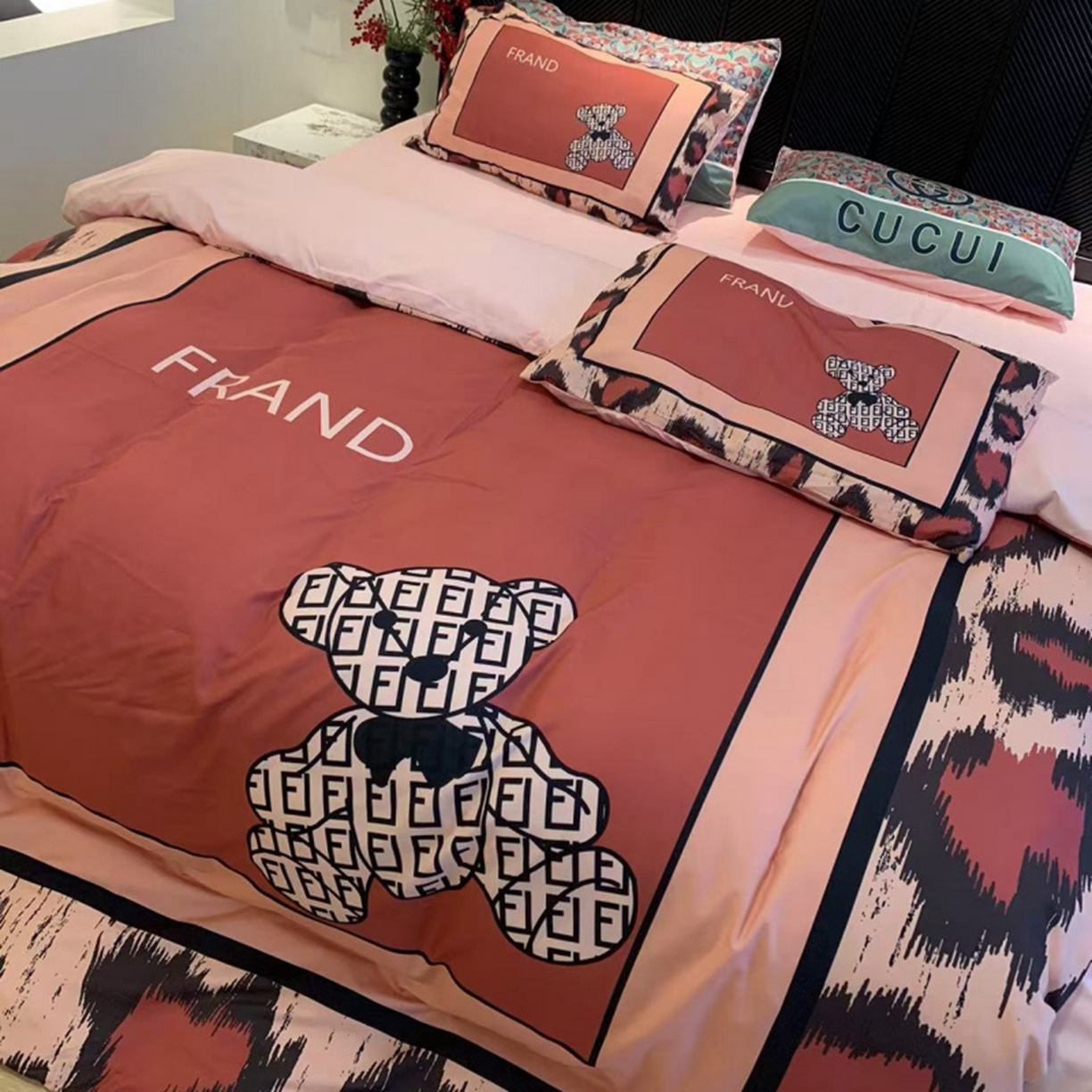 91家纺网 家纺一手货源 找家纺 花沐家居 2025新款数码印花潮牌云朵棉四件套 粉豹纹