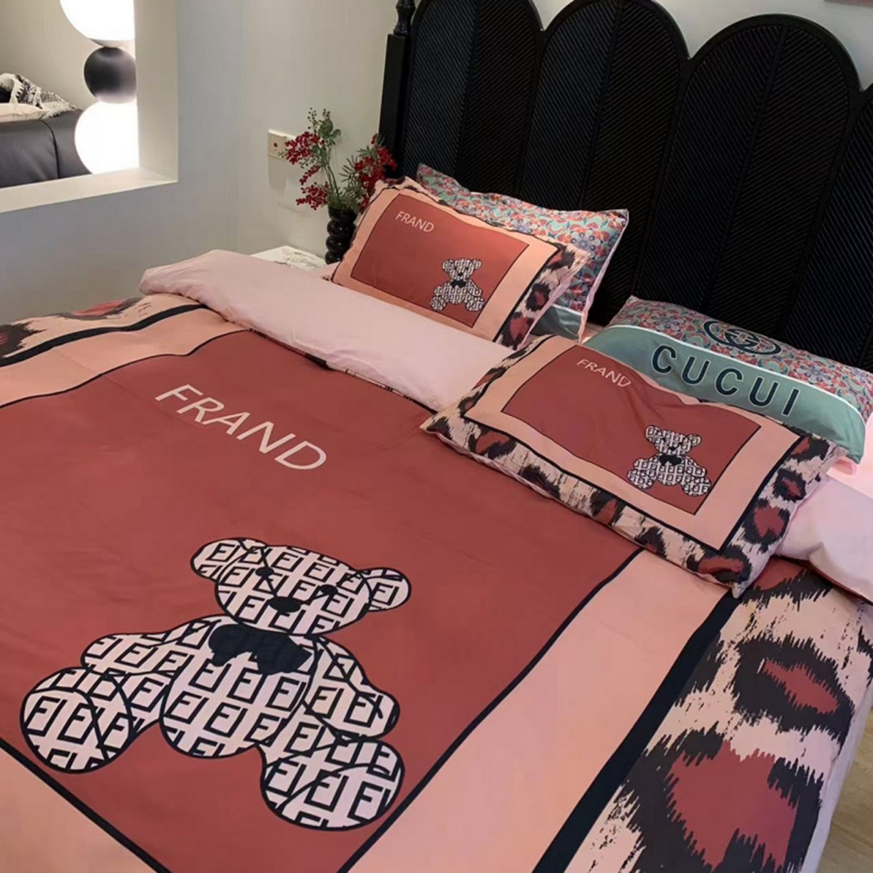 91家纺网 家纺一手货源 找家纺 花沐家居 2025新款数码印花潮牌云朵棉四件套 粉豹纹