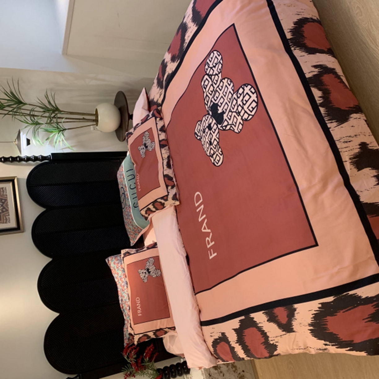 91家纺网 家纺一手货源 找家纺 花沐家居 2025新款数码印花潮牌云朵棉四件套 粉豹纹