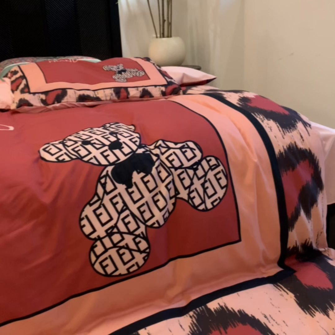 91家纺网 家纺一手货源 找家纺 花沐家居 2025新款数码印花潮牌云朵棉四件套 粉豹纹