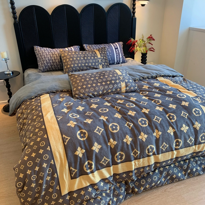 花沐家居 2025新款亲肤舒适潮牌数码印花牛奶绒四件套 咖老花