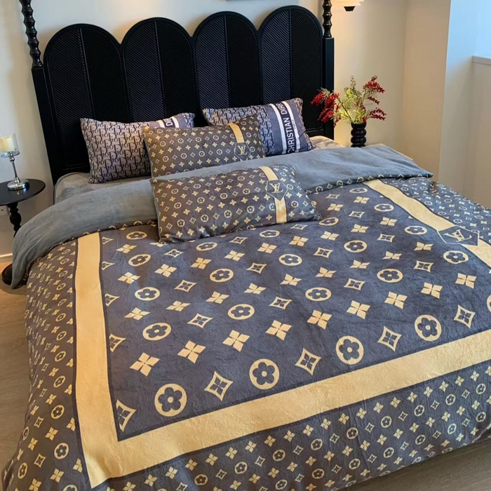 91家纺网 家纺一手货源 找家纺 花沐家居 2025新款亲肤舒适潮牌数码印花牛奶绒四件套 咖老花