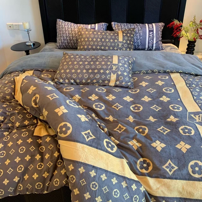 91家纺网 家纺一手货源 找家纺 花沐家居 2025新款亲肤舒适潮牌数码印花牛奶绒四件套 咖老花