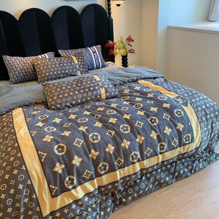 91家纺网 家纺一手货源 找家纺 花沐家居 2025新款亲肤舒适潮牌数码印花牛奶绒四件套 咖老花