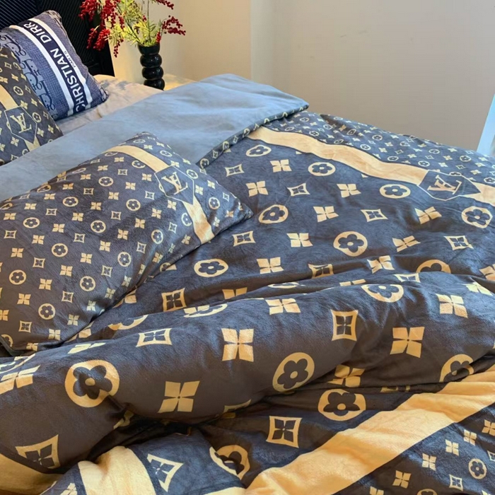 91家纺网 家纺一手货源 找家纺 花沐家居 2025新款亲肤舒适潮牌数码印花牛奶绒四件套 咖老花