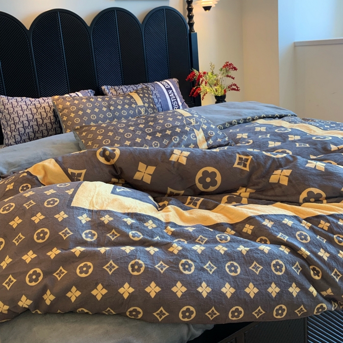 91家纺网 家纺一手货源 找家纺 花沐家居 2025新款亲肤舒适潮牌数码印花牛奶绒四件套 咖老花