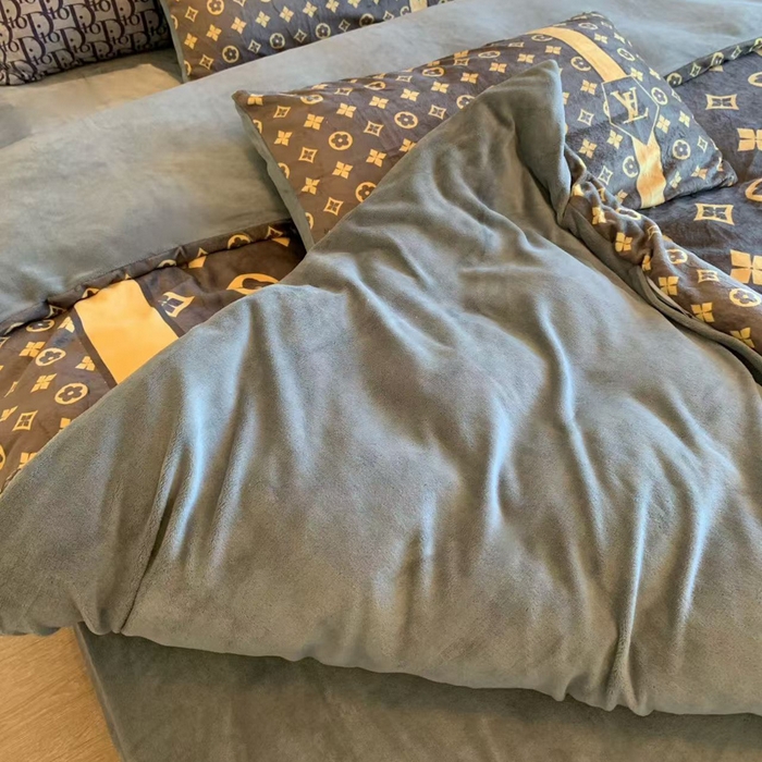 91家纺网 家纺一手货源 找家纺 花沐家居 2025新款亲肤舒适潮牌数码印花牛奶绒四件套 咖老花