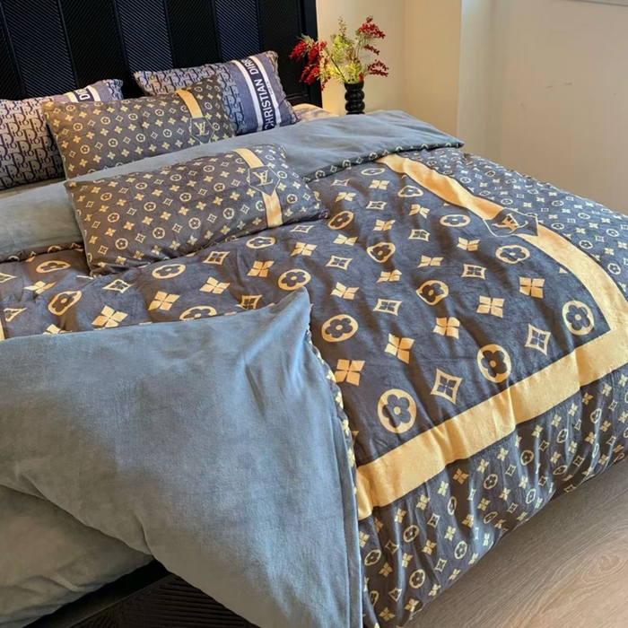 91家纺网 家纺一手货源 找家纺 花沐家居 2025新款亲肤舒适潮牌数码印花牛奶绒四件套 咖老花