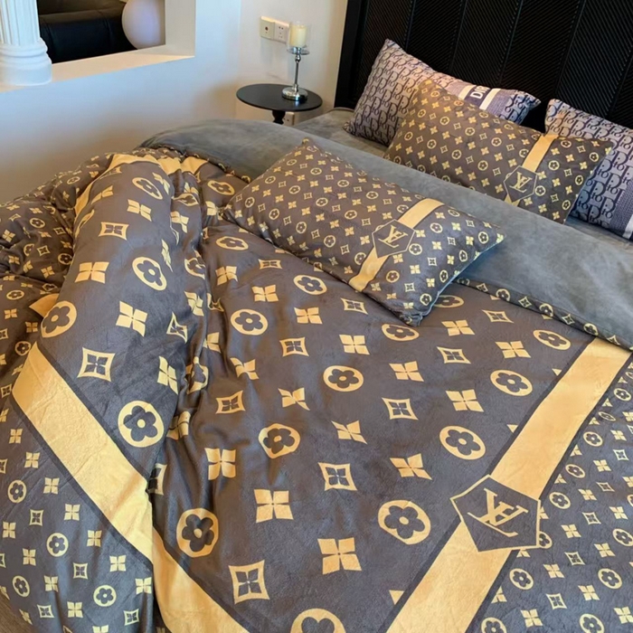 91家纺网 家纺一手货源 找家纺 花沐家居 2025新款亲肤舒适潮牌数码印花牛奶绒四件套 咖老花