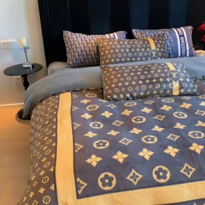 91家纺网 家纺一手货源 找家纺 花沐家居 2025新款亲肤舒适潮牌数码印花牛奶绒四件套 咖老花