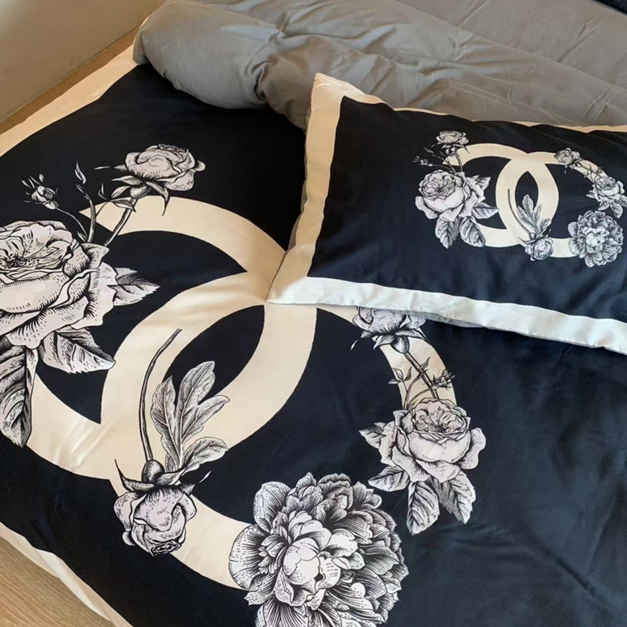91家纺网 家纺一手货源 找家纺 花沐家居 2025新款数码印花潮牌云朵棉四件套 黑色小香
