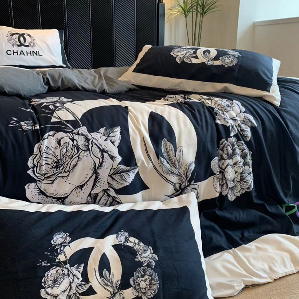 91家纺网 家纺一手货源 找家纺 花沐家居 2025新款数码印花潮牌云朵棉四件套 黑色小香