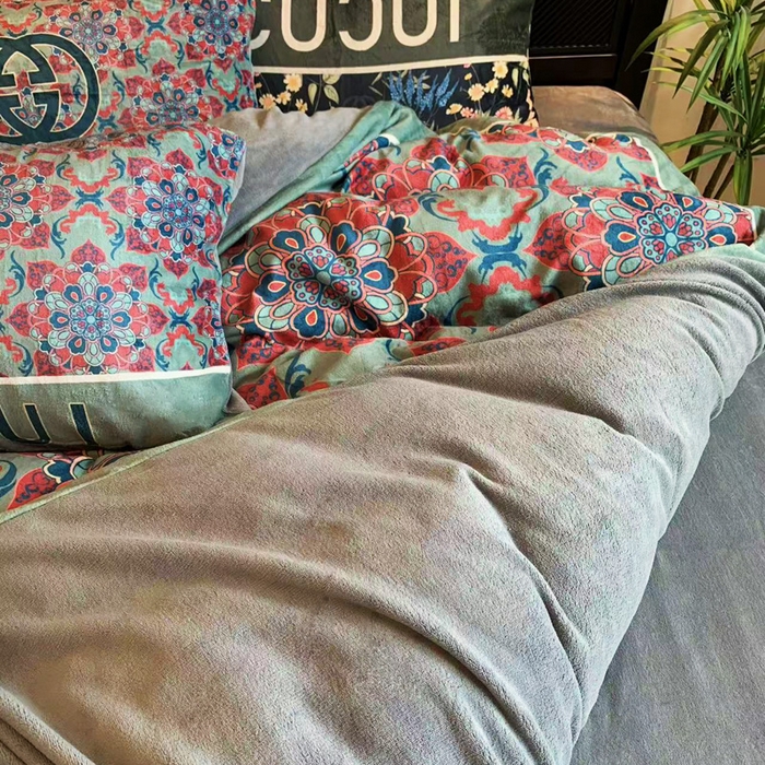 91家纺网 家纺一手货源 找家纺 花沐家居 2025新款亲肤舒适潮牌数码印花牛奶绒四件套 绿色花朵