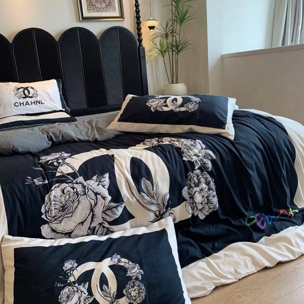 91家纺网 家纺一手货源 找家纺 花沐家居 2025新款数码印花潮牌云朵棉四件套 黑色小香