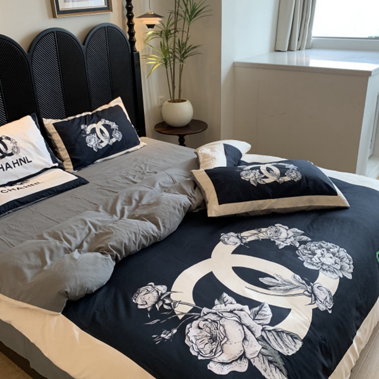 91家纺网 家纺一手货源 找家纺 花沐家居 2025新款数码印花潮牌云朵棉四件套 黑色小香