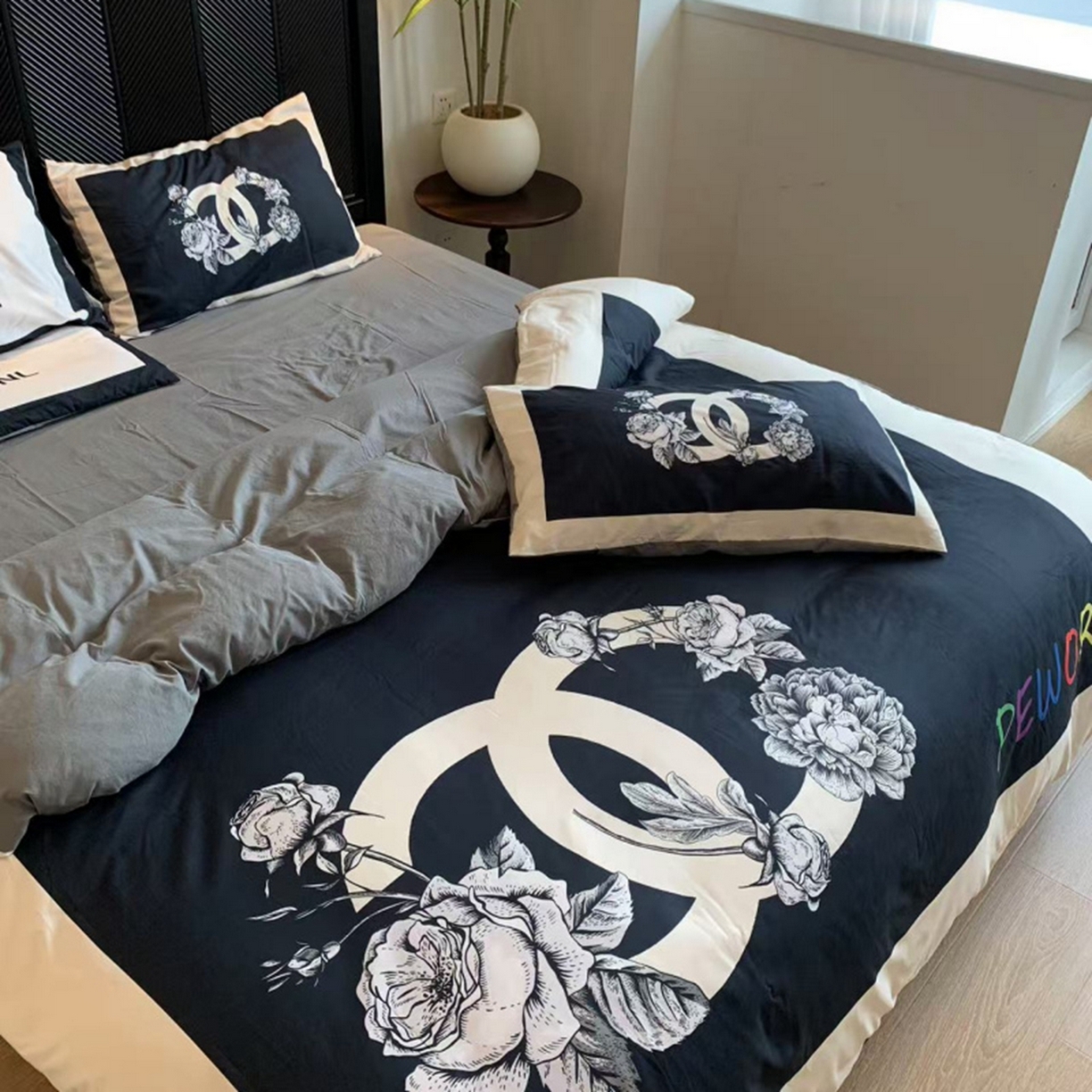91家纺网 家纺一手货源 找家纺 花沐家居 2025新款数码印花潮牌云朵棉四件套 黑色小香