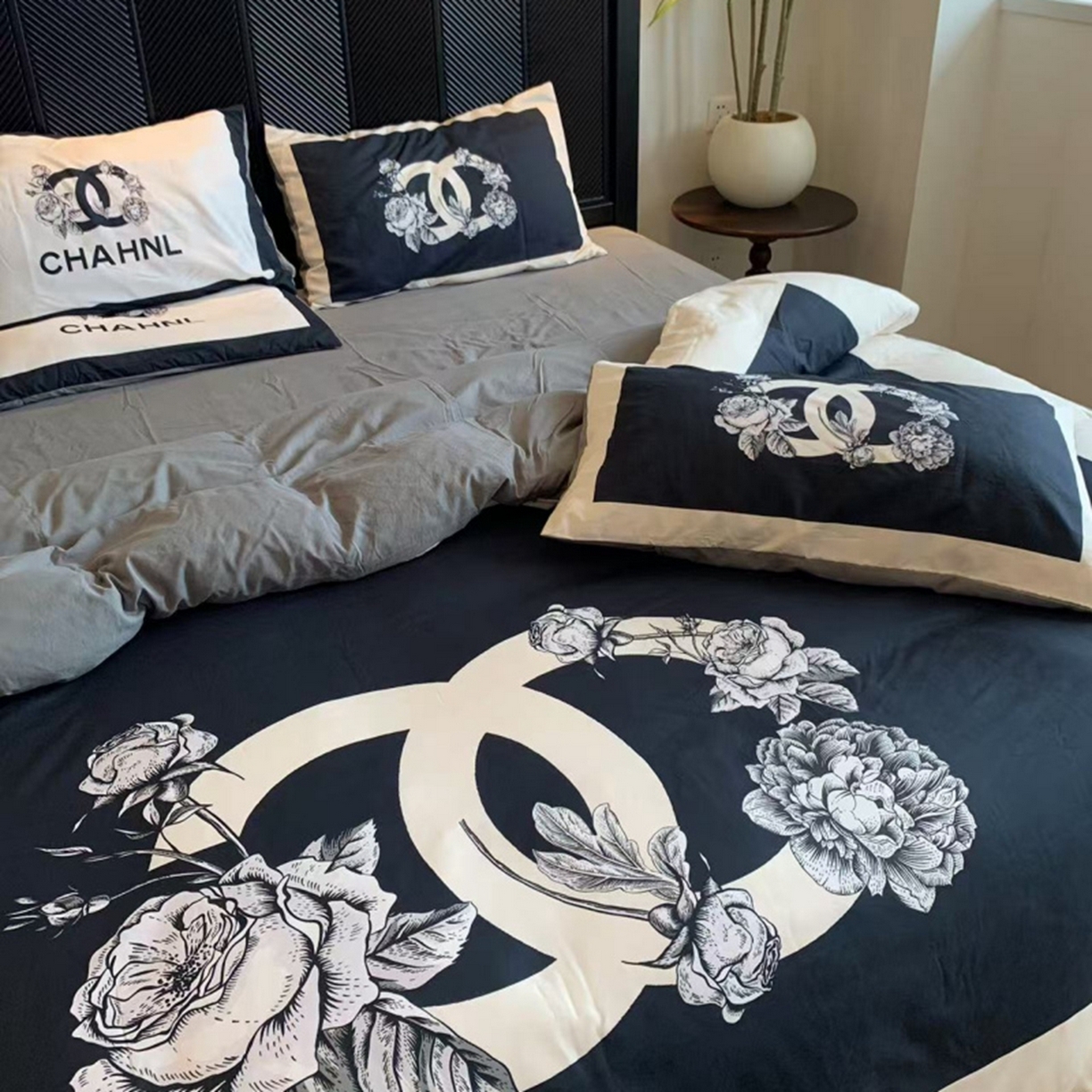 91家纺网 家纺一手货源 找家纺 花沐家居 2025新款数码印花潮牌云朵棉四件套 黑色小香