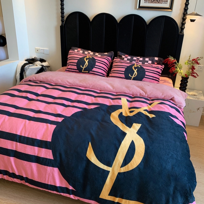 91家纺网 家纺一手货源 找家纺 花沐家居 2025新款亲肤舒适潮牌数码印花牛奶绒四件套 条纹女孩