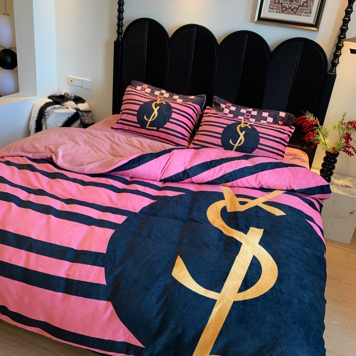 91家纺网 家纺一手货源 找家纺 花沐家居 2025新款亲肤舒适潮牌数码印花牛奶绒四件套 条纹女孩