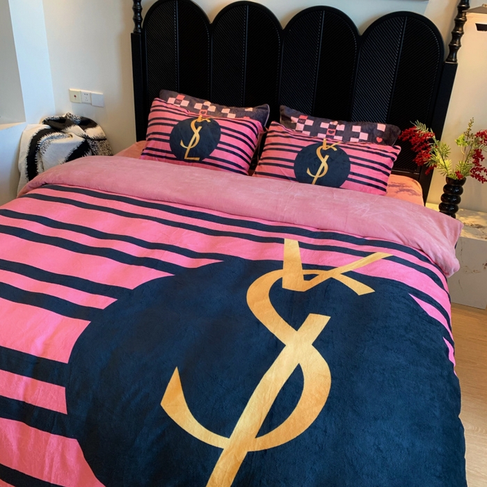 91家纺网 家纺一手货源 找家纺 花沐家居 2025新款亲肤舒适潮牌数码印花牛奶绒四件套 条纹女孩