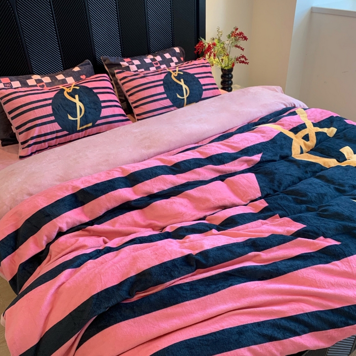 91家纺网 家纺一手货源 找家纺 花沐家居 2025新款亲肤舒适潮牌数码印花牛奶绒四件套 条纹女孩