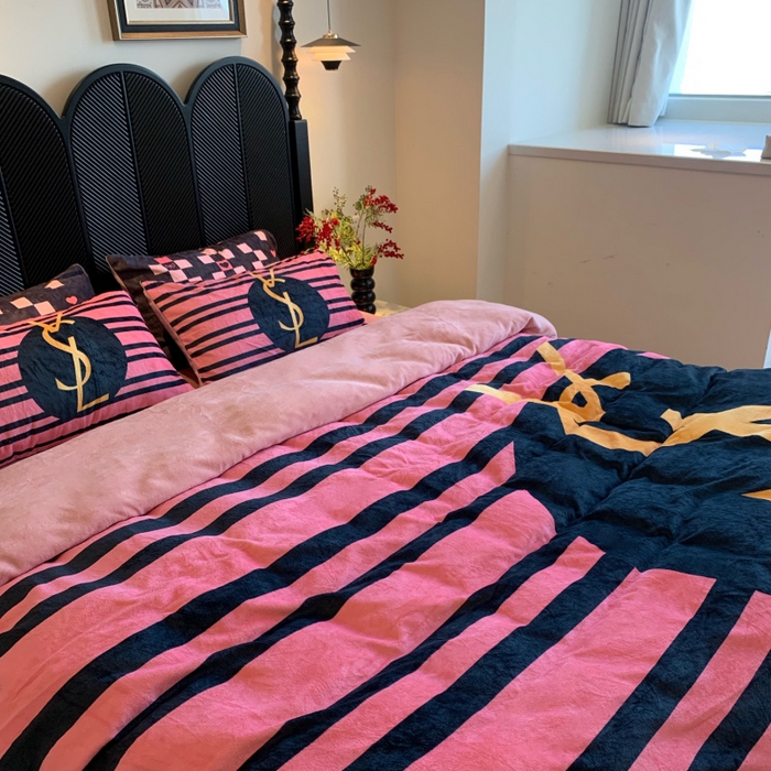 91家纺网 家纺一手货源 找家纺 花沐家居 2025新款亲肤舒适潮牌数码印花牛奶绒四件套 条纹女孩