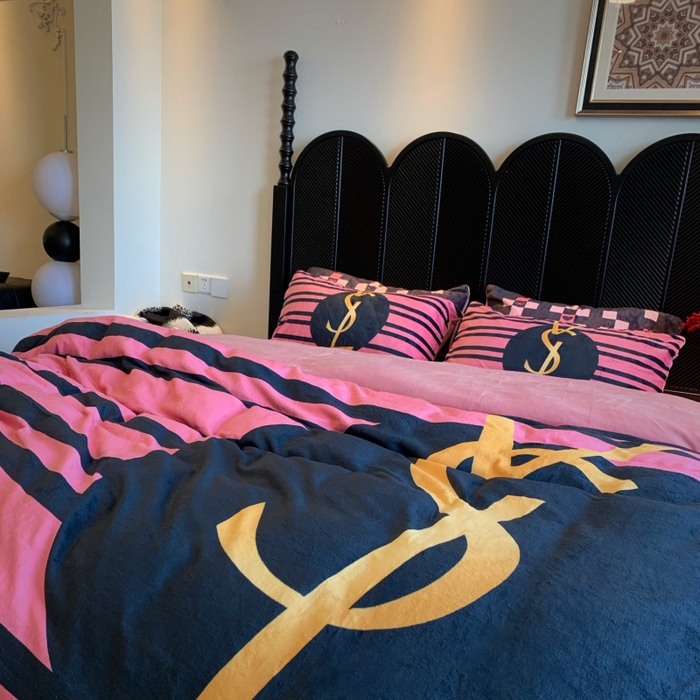 91家纺网 家纺一手货源 找家纺 花沐家居 2025新款亲肤舒适潮牌数码印花牛奶绒四件套 条纹女孩