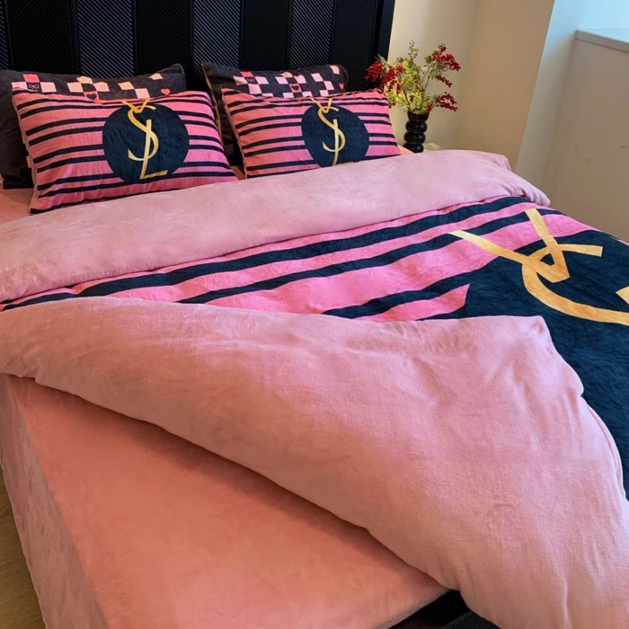 91家纺网 家纺一手货源 找家纺 花沐家居 2025新款亲肤舒适潮牌数码印花牛奶绒四件套 条纹女孩