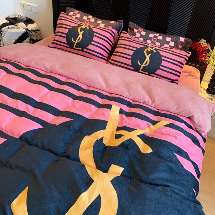 91家纺网 家纺一手货源 找家纺 花沐家居 2025新款亲肤舒适潮牌数码印花牛奶绒四件套 条纹女孩