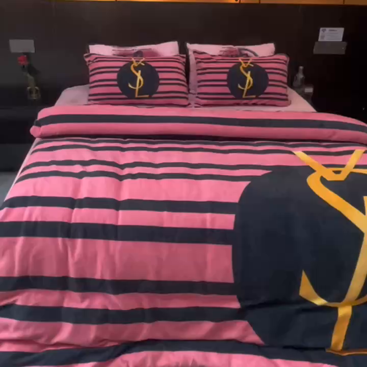 91家纺网 家纺一手货源 找家纺 花沐家居 2025新款亲肤舒适潮牌数码印花牛奶绒四件套 条纹女孩