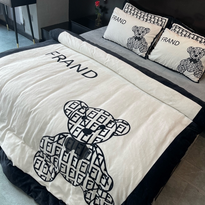 91家纺网 家纺一手货源 找家纺 花沐家居 2025新款亲肤舒适潮牌数码印花牛奶绒四件套 小白熊