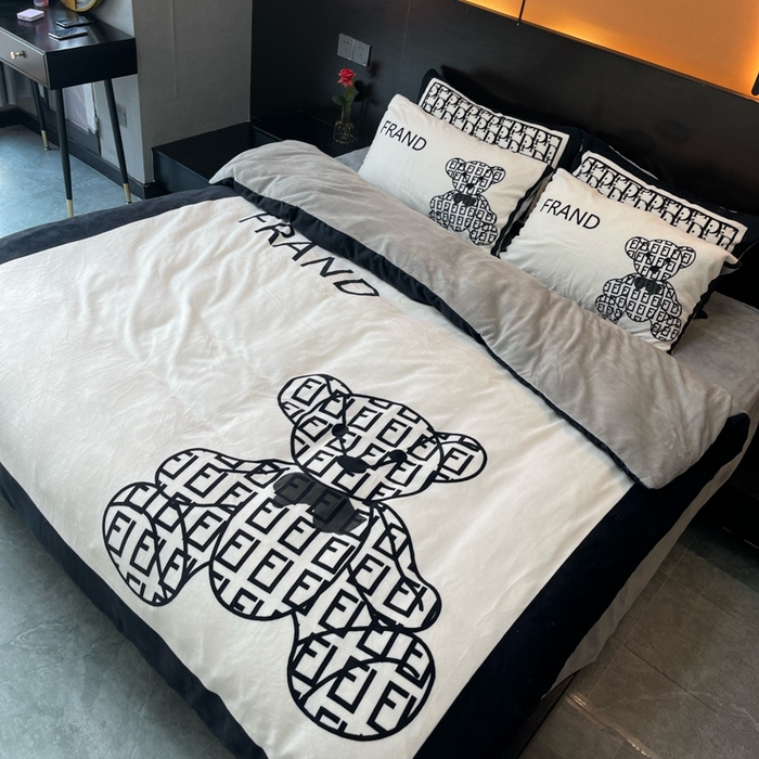 91家纺网 家纺一手货源 找家纺 花沐家居 2025新款亲肤舒适潮牌数码印花牛奶绒四件套 小白熊