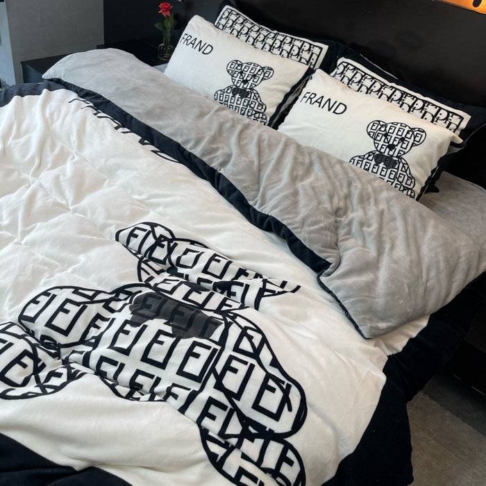 91家纺网 家纺一手货源 找家纺 花沐家居 2025新款亲肤舒适潮牌数码印花牛奶绒四件套 小白熊