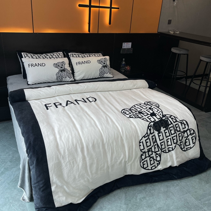 91家纺网 家纺一手货源 找家纺 花沐家居 2025新款亲肤舒适潮牌数码印花牛奶绒四件套 小白熊