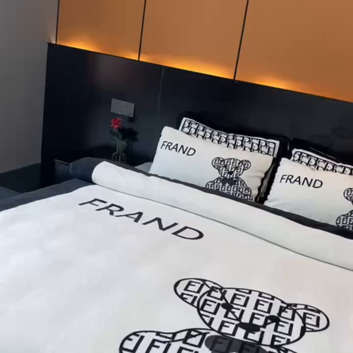 91家纺网 家纺一手货源 找家纺 花沐家居 2025新款亲肤舒适潮牌数码印花牛奶绒四件套 小白熊