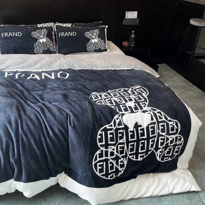 91家纺网 家纺一手货源 找家纺 花沐家居 2025新款亲肤舒适潮牌数码印花牛奶绒四件套 小黑熊