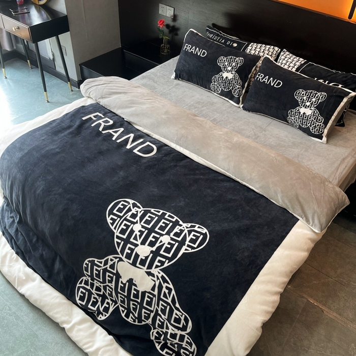 91家纺网 家纺一手货源 找家纺 花沐家居 2025新款亲肤舒适潮牌数码印花牛奶绒四件套 小黑熊