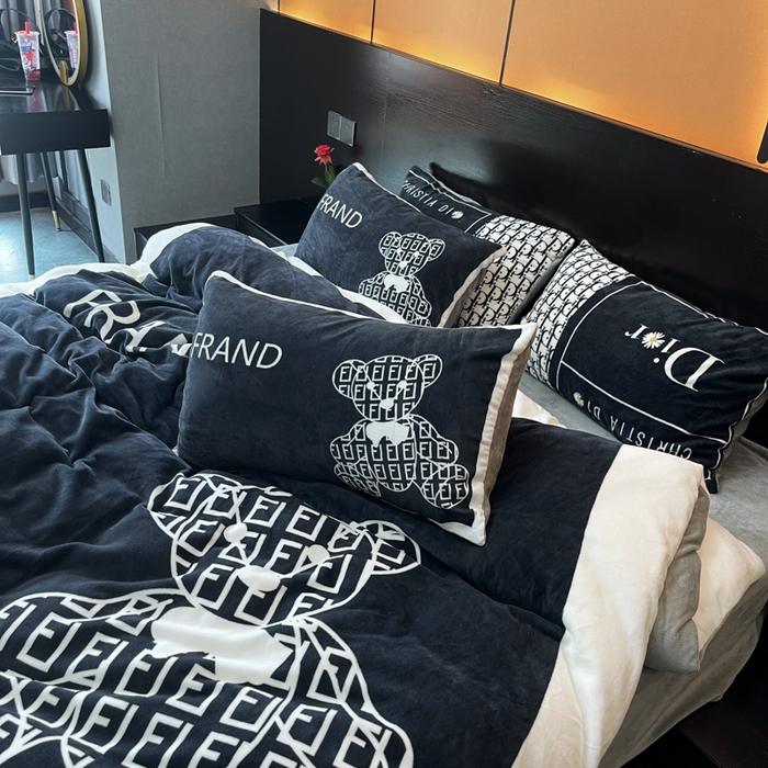 91家纺网 家纺一手货源 找家纺 花沐家居 2025新款亲肤舒适潮牌数码印花牛奶绒四件套 小黑熊