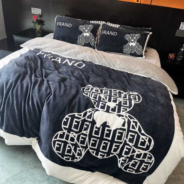 91家纺网 家纺一手货源 找家纺 花沐家居 2025新款亲肤舒适潮牌数码印花牛奶绒四件套 小黑熊