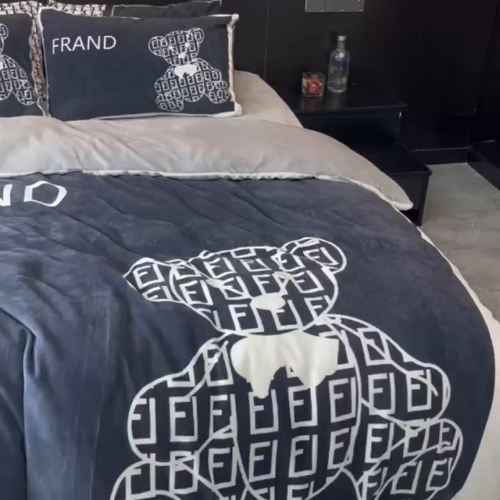 91家纺网 家纺一手货源 找家纺 花沐家居 2025新款亲肤舒适潮牌数码印花牛奶绒四件套 小黑熊