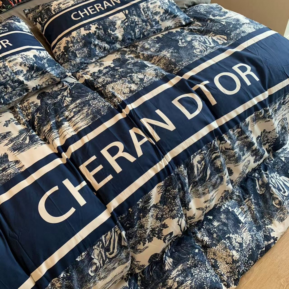 91家纺网 家纺一手货源 找家纺 花沐家居 2025新款数码印花潮牌云朵棉四件套 蓝幕