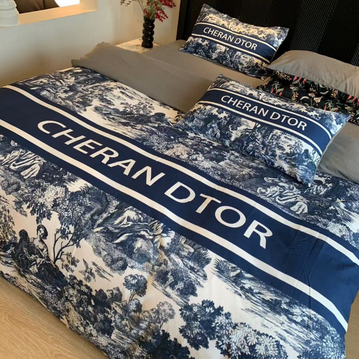 91家纺网 家纺一手货源 找家纺 花沐家居 2025新款数码印花潮牌云朵棉四件套 蓝幕