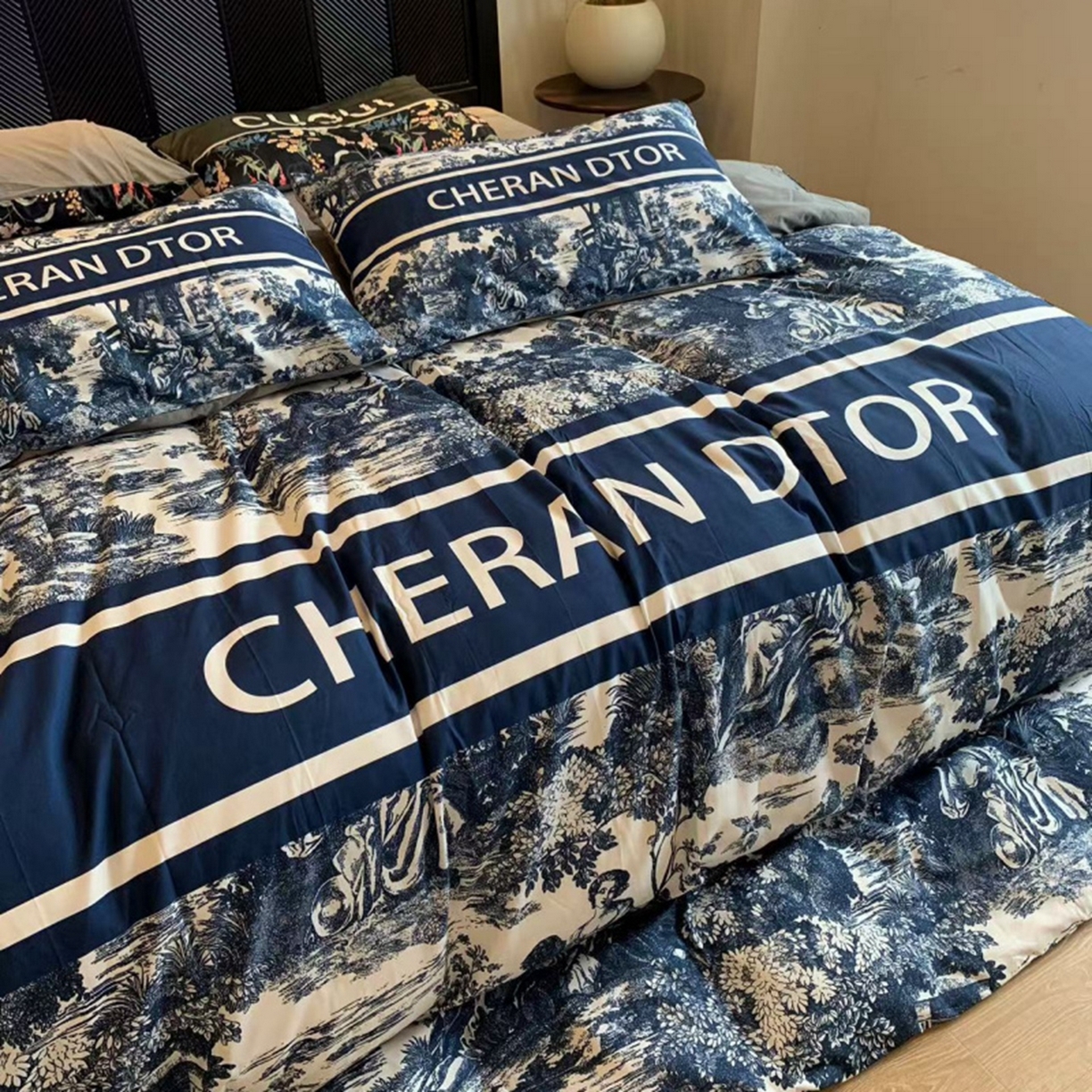 91家纺网 家纺一手货源 找家纺 花沐家居 2025新款数码印花潮牌云朵棉四件套 蓝幕