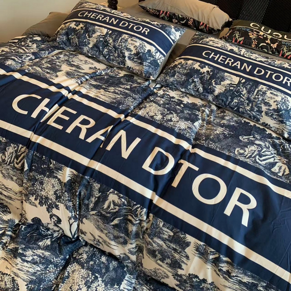 91家纺网 家纺一手货源 找家纺 花沐家居 2025新款数码印花潮牌云朵棉四件套 蓝幕