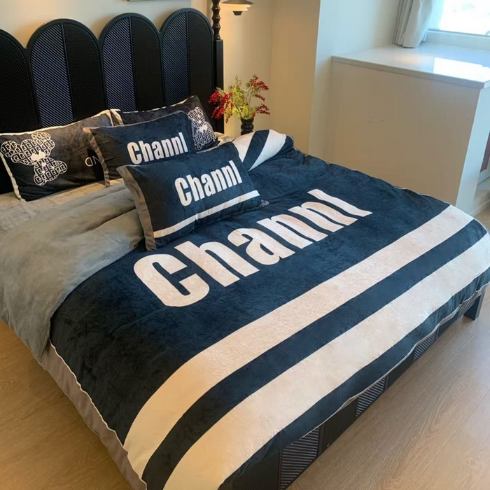 91家纺网 家纺一手货源 找家纺 花沐家居 2025新款亲肤舒适潮牌数码印花牛奶绒四件套 英伦