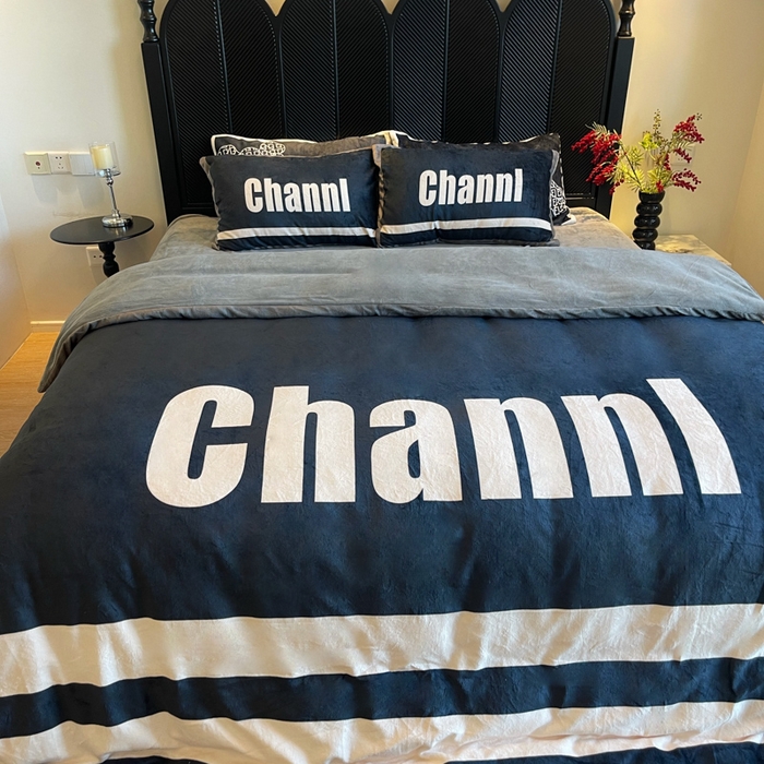 91家纺网 家纺一手货源 找家纺 花沐家居 2025新款亲肤舒适潮牌数码印花牛奶绒四件套 英伦