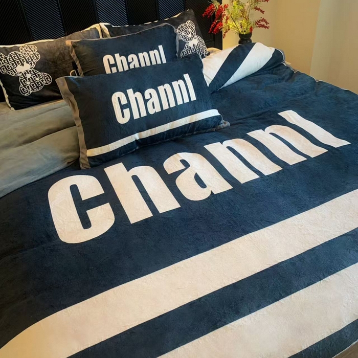 91家纺网 家纺一手货源 找家纺 花沐家居 2025新款亲肤舒适潮牌数码印花牛奶绒四件套 英伦